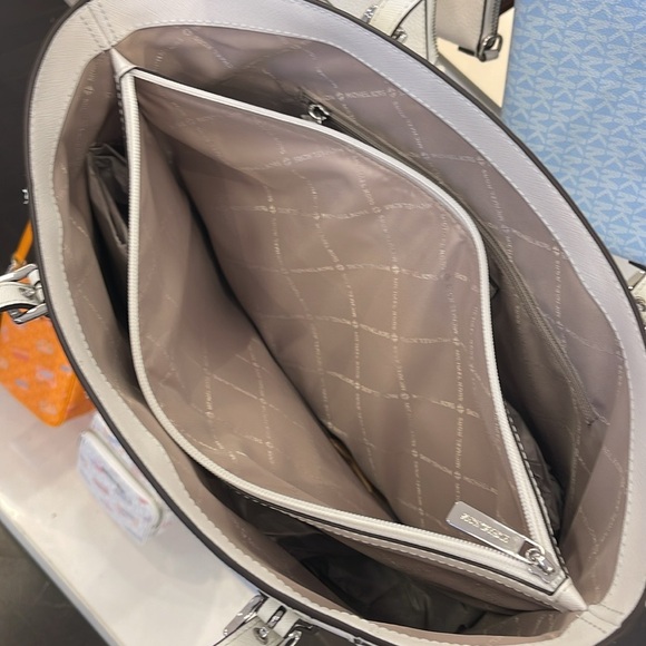 MICHAEL KORS Voyager Larg Saffiano Leather EW Tote Shoulder Bag
Optic White
NWT - Picture 12 of 16